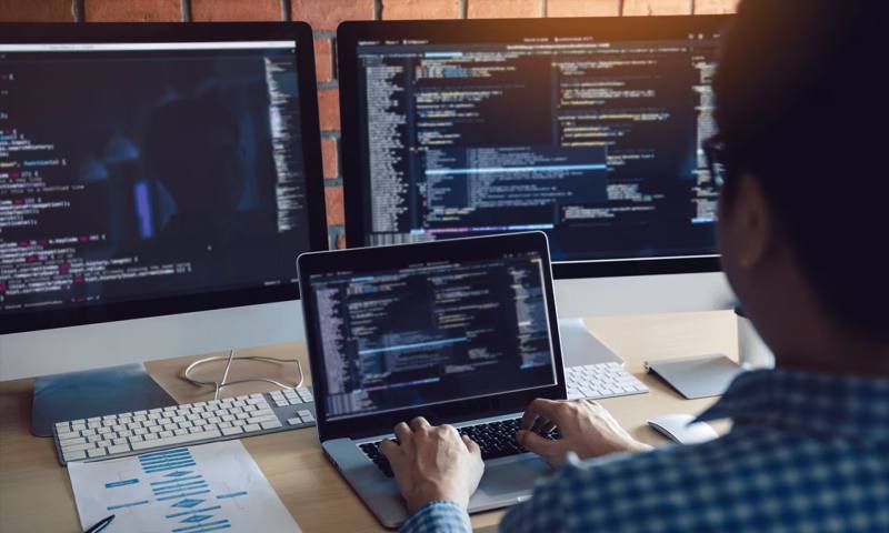 数据科学选型:R与Python如何赋能辽源网站建设?